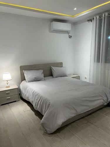 CheragaPavillon bouchaoui的白色的卧室设有一张大床和一个窗户