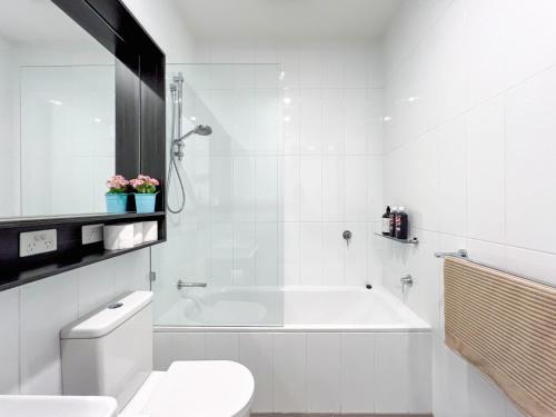 墨尔本Modern 3-level Townhouse FreeParking的白色的浴室设有浴缸和卫生间。