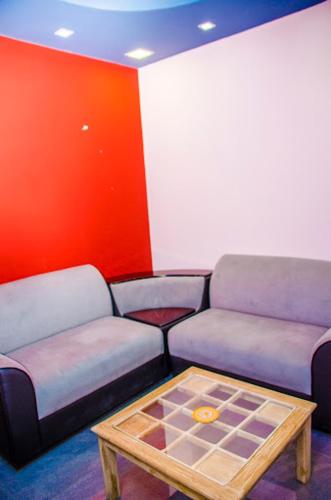 斯里贾亚瓦德纳普拉科特Royal Mount Residance的一间配备有沙发及茶几的客房