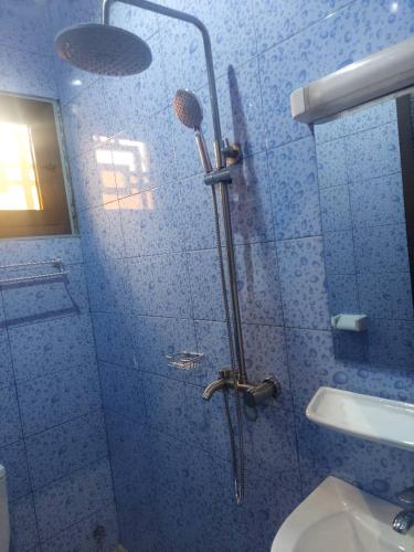 瓦加杜古F.S service的带淋浴的浴室,带玻璃门