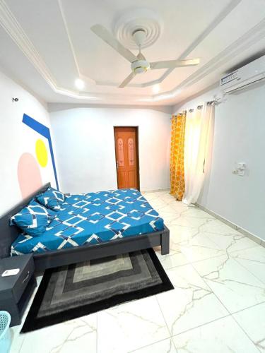 瓦加杜古F.S service的一间卧室设有蓝色的床和天花板