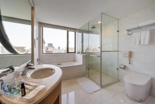 上海上海粤海酒店 的一间带水槽和玻璃淋浴的浴室