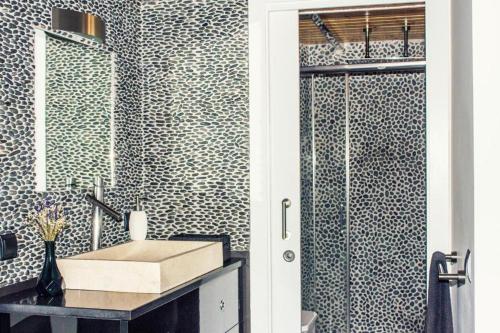圣马特奥Apartamento con estilo y acogedor的一间带水槽和淋浴的浴室