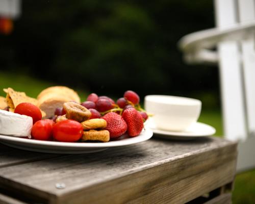 WoononaTiny Nest的桌上的水果盘和咖啡