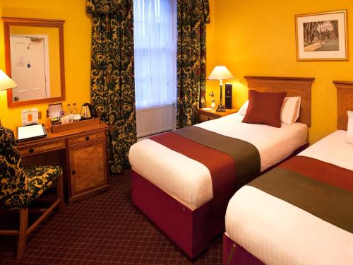 因弗内斯皇家高地酒店的酒店客房,配有两张床和椅子