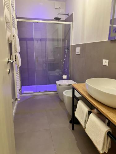 SantʼEgidioCorteViva Boutique Cottage的浴室配有卫生间、盥洗盆和淋浴。