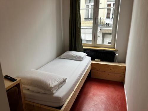 那慕尔BED Pepin的一间小卧室,配有床和窗户
