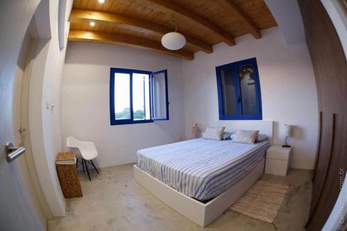 拉莫拉Can Javi de Palma - Amazing villa with swimming pool的一间卧室设有一张床和一个窗口