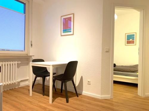 科隆Apartment in Köln / Cologne mit allem drum und dran的一间带桌椅和一张床的用餐室
