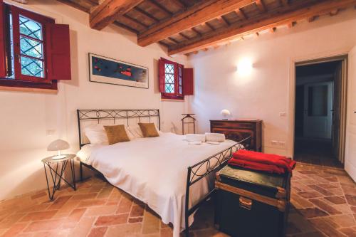 BorghettoVilla Montefiore Country Resort的一间卧室,卧室内配有一张大床
