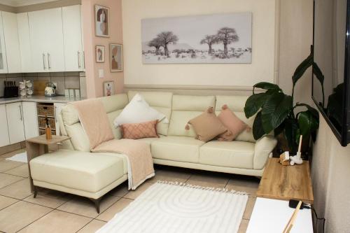 阿尔伯顿Neapolitan Guesthouse的客厅配有白色的沙发和椅子