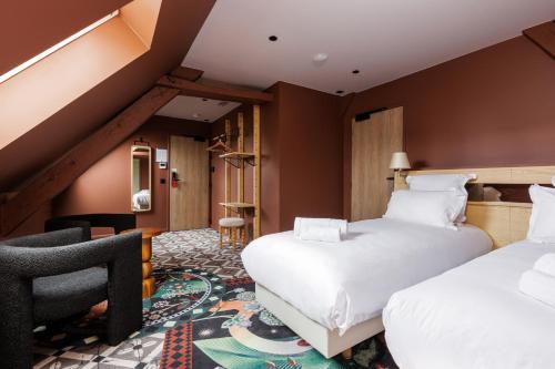 奥尔良La Loge Gogaille - Cloître - Accès autonome的酒店客房,配有两张床和椅子