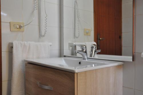 兰佩杜萨里佩拉吉耶酒店的一间带水槽和镜子的浴室