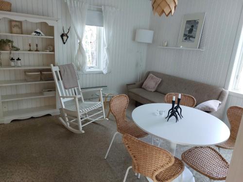 EdebäckElanden rust的客厅配有桌椅和沙发