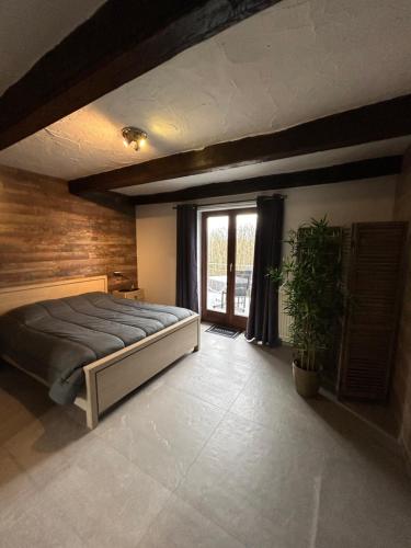 布永热尔内勒度假屋的一间卧室设有一张床和一个大窗户