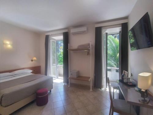 罗马普林奇比欧金尼奥酒店的一间卧室配有一张床、一张桌子和一张书桌