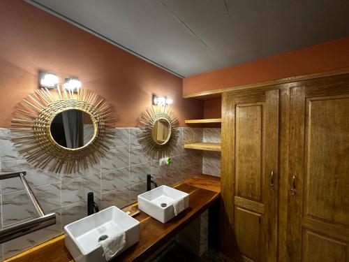 MbodièneMariama Lodge的浴室设有2个水槽和镜子