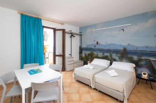 伯吉维奇Resort Santa Maria Hotel的一间卧室配有两张床、一张桌子和一幅画