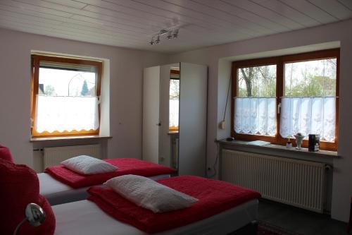 布尔高Gästehaus Nicole的带2扇窗户的客房内的2张床