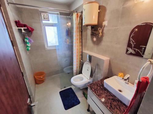 诺伊达Sandal suite by Mulberry Homestays的浴室配有卫生间、盥洗盆和淋浴。