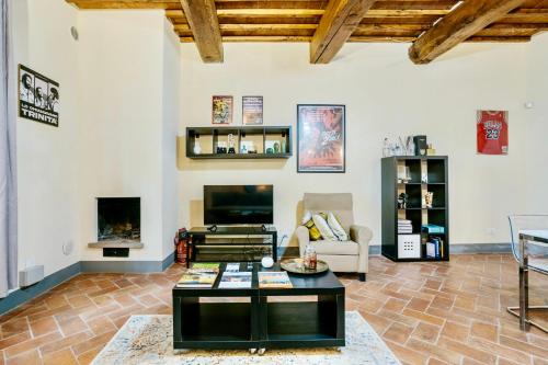 LibbianoBorgo di Libbiano的客厅配有咖啡桌和壁炉