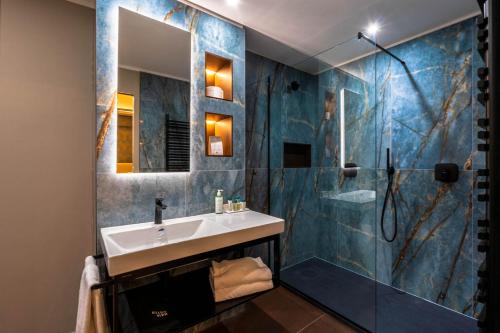博洛尼亚旅游酒店的一间带水槽和淋浴的浴室
