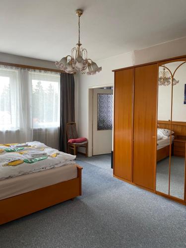 PuchenauAppartment nähe Linz的一间卧室配有一张床和一个大型木制橱柜