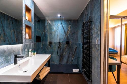 博洛尼亚旅游酒店的一间带水槽和淋浴的浴室