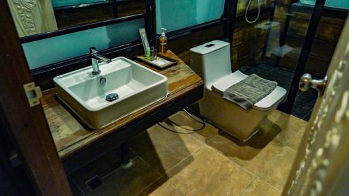 邦帕利勒塔纳酒店的一间带水槽和卫生间的浴室