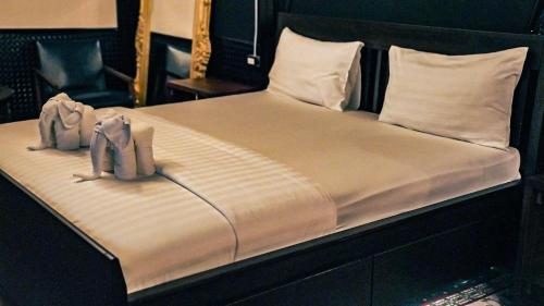 邦帕利勒塔纳酒店的一张大床,上面有鞋