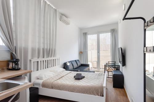 巴塞罗那CAMP NOU & FiRA BUSINESS LOFTS的一间白色的小卧室,配有床和水槽