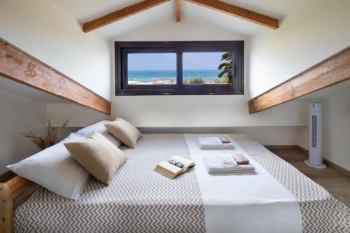 雅拉尼奥Santy Villa的一间卧室设有一张大床和窗户