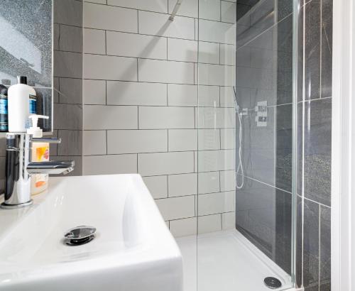 贝肯翰姆Exquisite Double Room的浴室配有白色水槽和淋浴。
