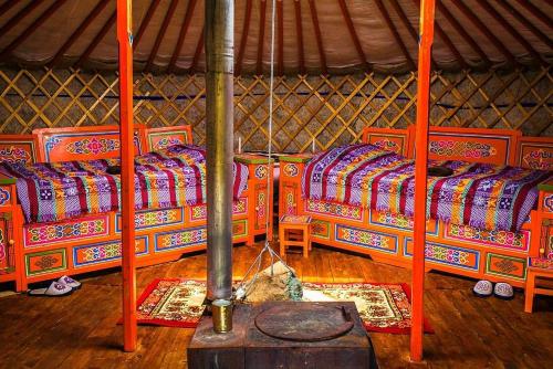 NalayhDream Adventure Mongolia的蒙古包内一间设有三张床的客房