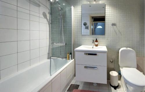 马尔默Awesome Home In Limhamn With Kitchen的一间带水槽、卫生间和淋浴的浴室