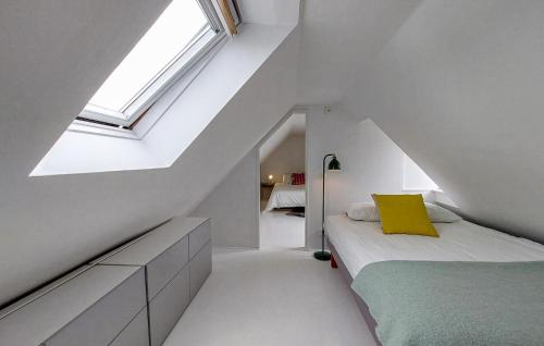 马尔默Awesome Home In Limhamn With Kitchen的阁楼卧室设有床和窗户。