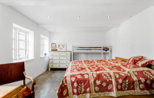 哈姆堡Beautiful Home In Humble With Wifi的一间卧室配有一张床、一个梳妆台和一扇窗户。