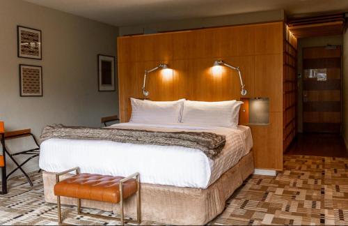 霍巴特Islington Hobart - Garden Suite - Australia的一间卧室配有一张大床和木制床头板