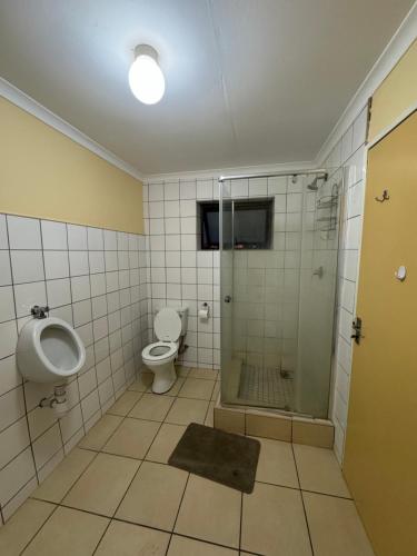 温特和克Ramblers Self-Catering Hostel (No Aircon/No TV/No Pool)的带淋浴、卫生间和盥洗盆的浴室