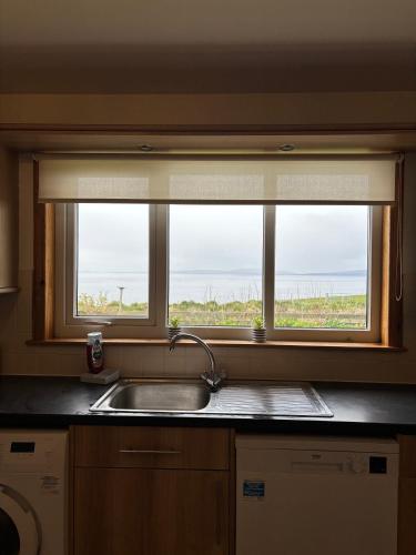 布里村Tofts的厨房设有水槽和窗户。
