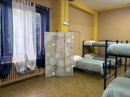 加尔法尼亚纳新堡Ostello Bellavita的一间医院间,设有两张双层床和窗户