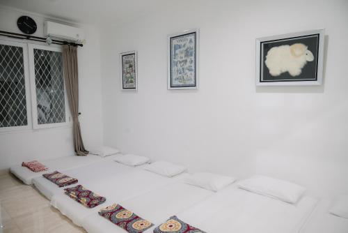 茂物Kirana Guest House Bogor的一间白色的客厅,客厅内配有白色沙发