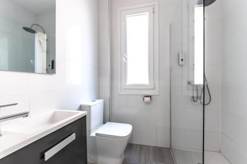 巴拉卡Apartamento Zubia Barakaldo BEC Bilbao的浴室配有卫生间、盥洗盆和淋浴。