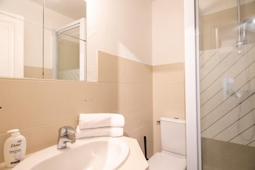 圣莫里斯Elegant Studio - Vincennes & Paris的白色的浴室设有水槽和卫生间。