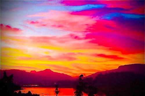 努沃勒埃利耶Serendipity Lake Artistic Bungalow by Heidis Home的湖面上的日落,多彩的天空