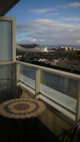 都柏林The Fitz Apartment的阳台配有桌子,享有体育场的景致。