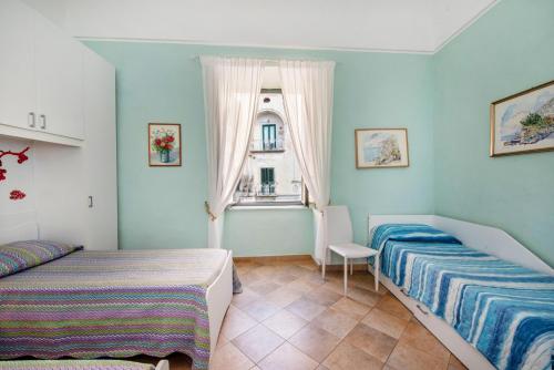 阿特拉尼若萨莉亚度假屋的一间卧室设有两张床和窗户。