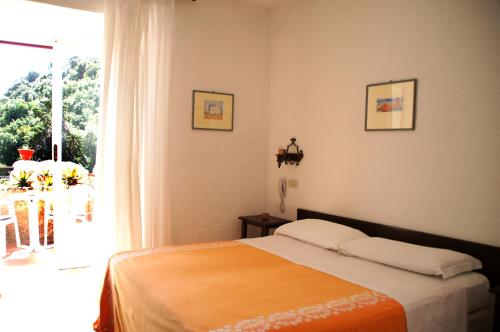 伊斯基亚唐·佩德罗酒店的一间卧室设有一张床和一个窗口