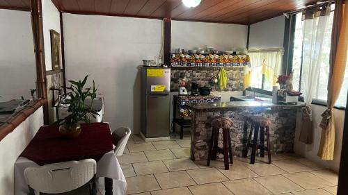戈尔菲托Casa Mar y Arena的厨房配有柜台、桌子和冰箱。