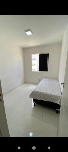 费拉迪圣安娜Apartamento Aconchego condomínio florida的一间设有床铺和电视的房间
